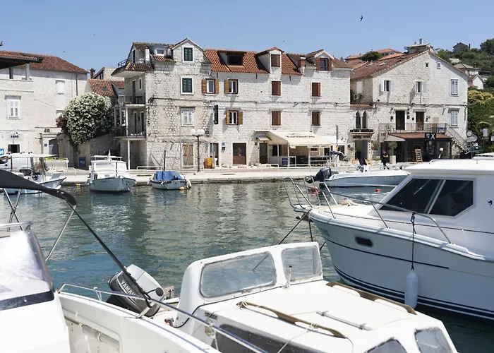 Lucica-2 By Interhome トロギール